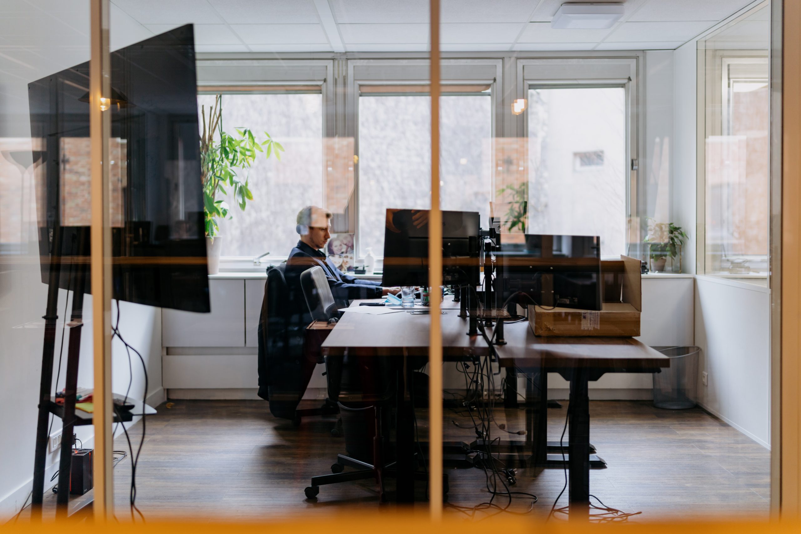 L’équipe EA Lab au travail dans des bureaux lumineux, reflétant notre approche axée sur la proximité client.